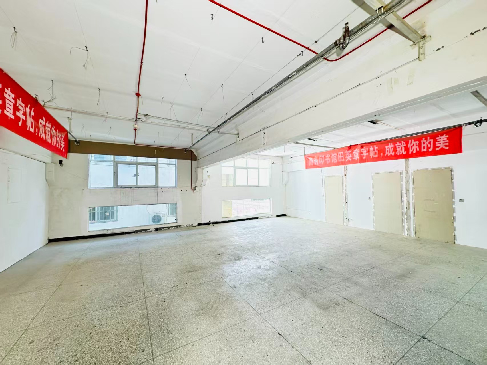 宜人东路重点吸引人工智能应用、数字经济、电商直播、智能制造服务、软件开发、科技创新企业及创业团队入驻
